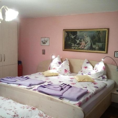 Weinbau-Gaestezimmer Martin Und Eva Maria Jamek Weißenkirchen in der Wachau Eksteriør billede